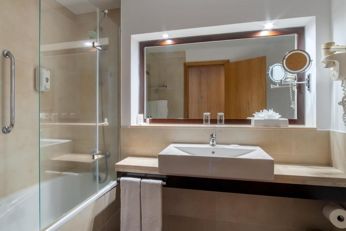 Uma casa de banho em TUI Blue Gardens - Adults-only - Savoy Signature
