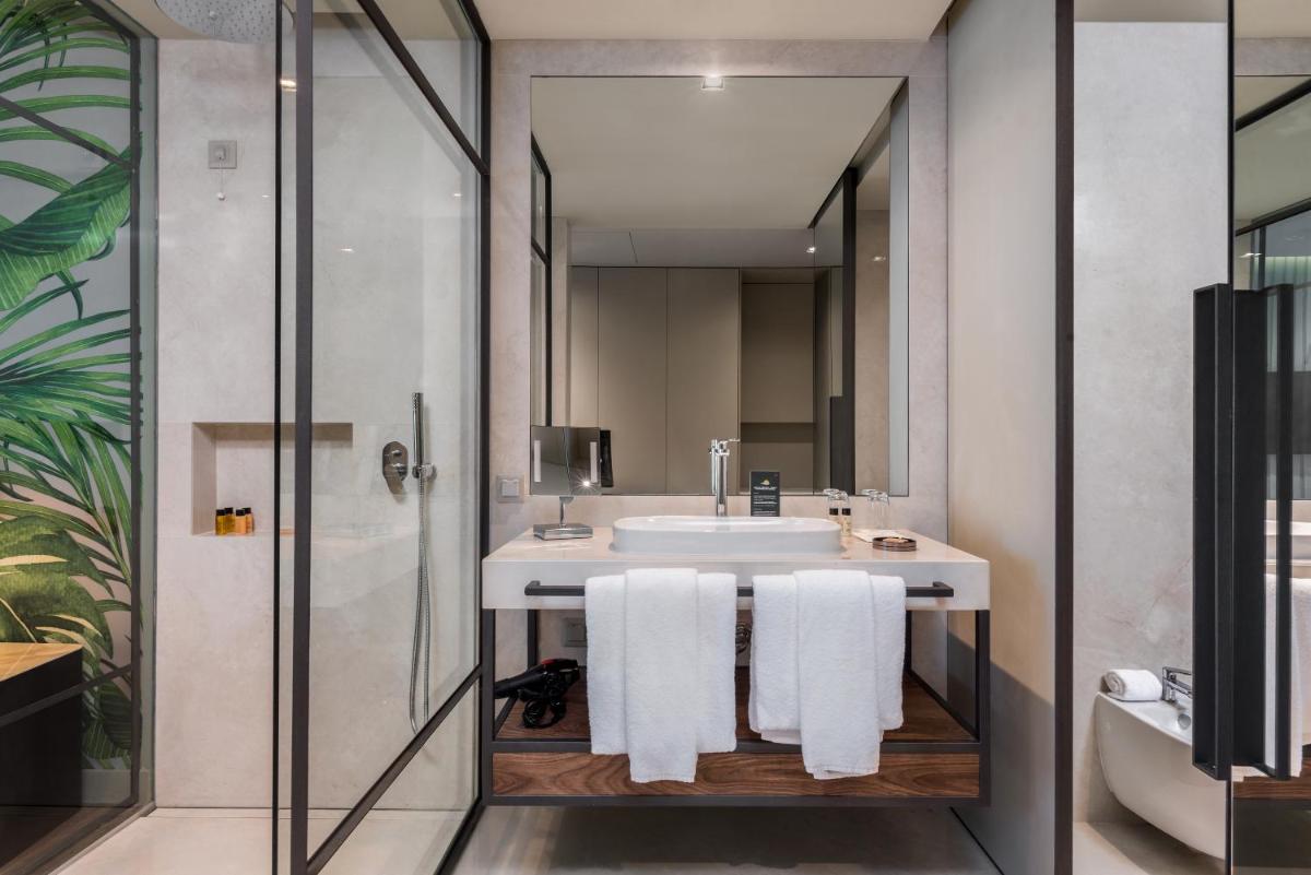 Uma casa de banho em TUI Blue Gardens - Adults-only - Savoy Signature