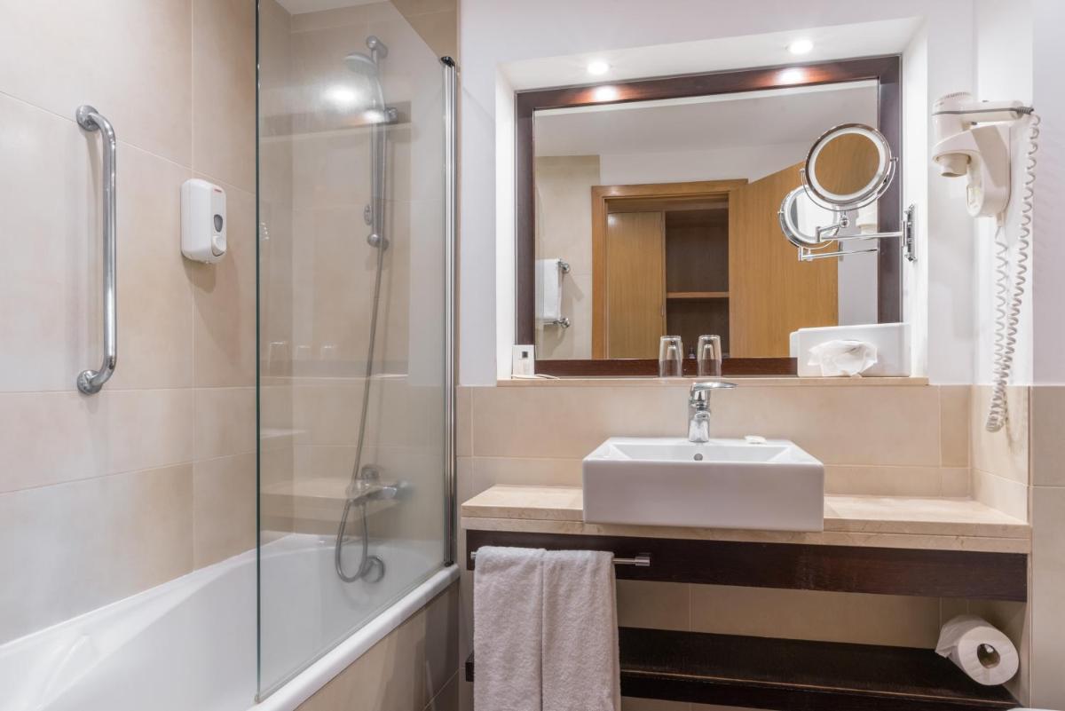 Uma casa de banho em TUI Blue Gardens - Adults-only - Savoy Signature