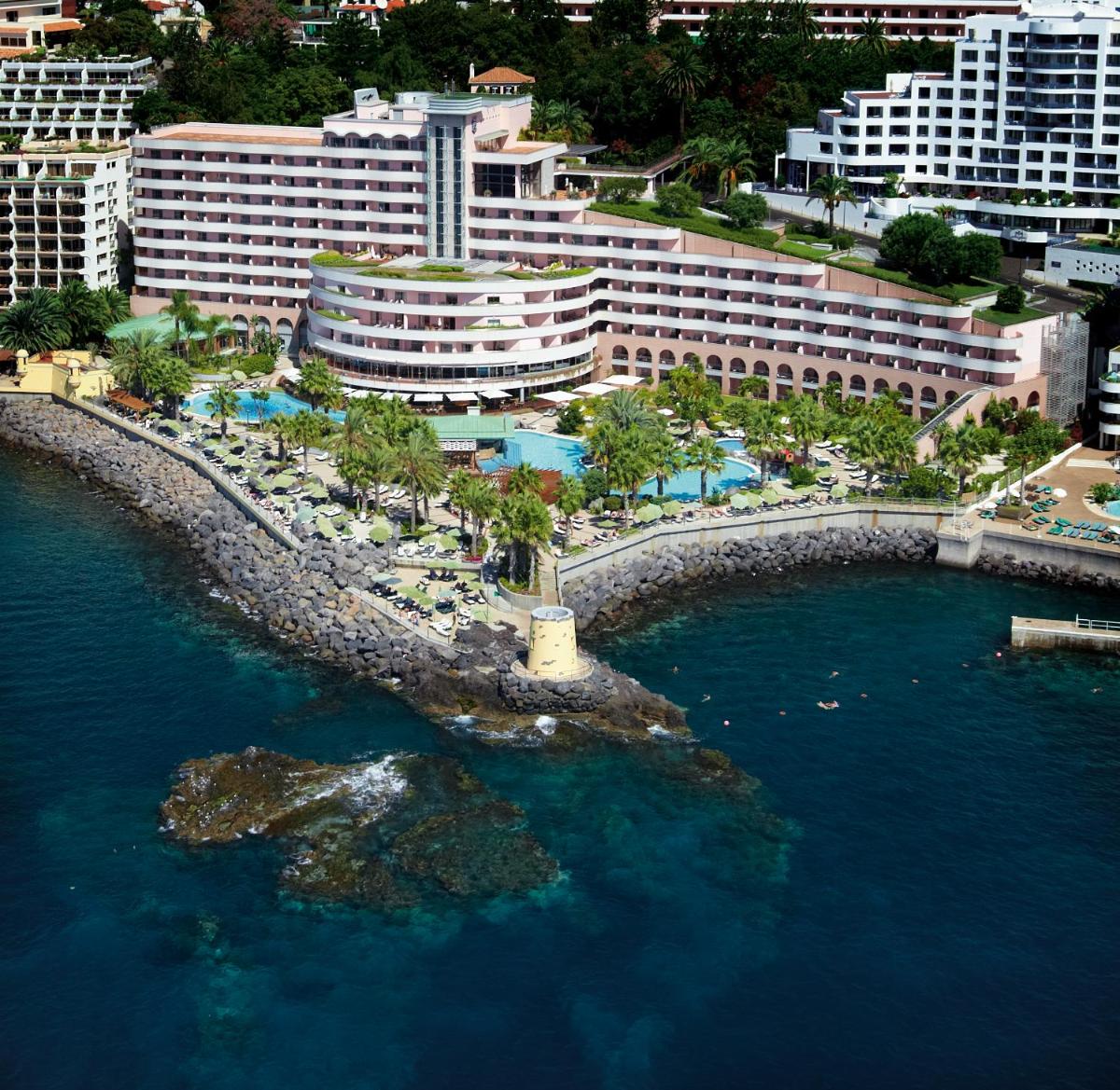 uma vista aérea de um resort perto da água em Royal Savoy - Ocean Resort - Savoy Signature no Funchal