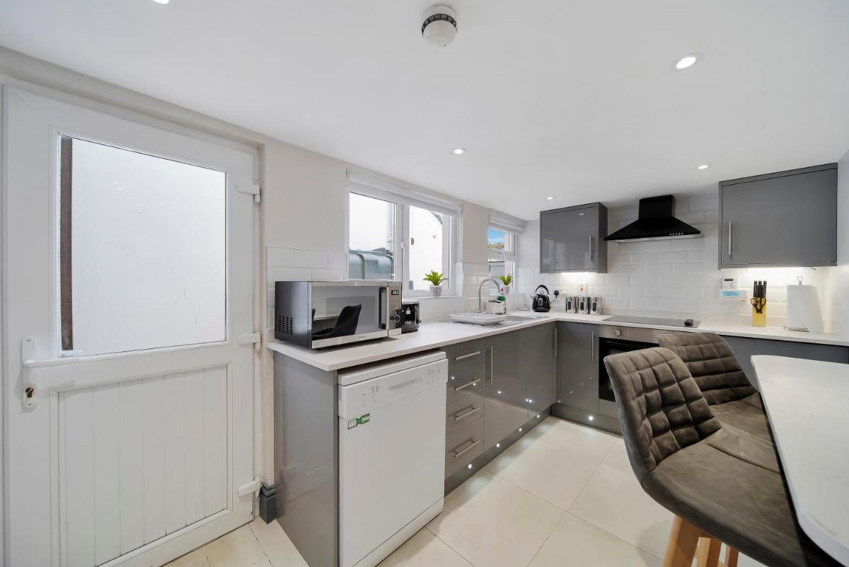 Suitetrails - Magee Town House 'Sleeping 11 guests'