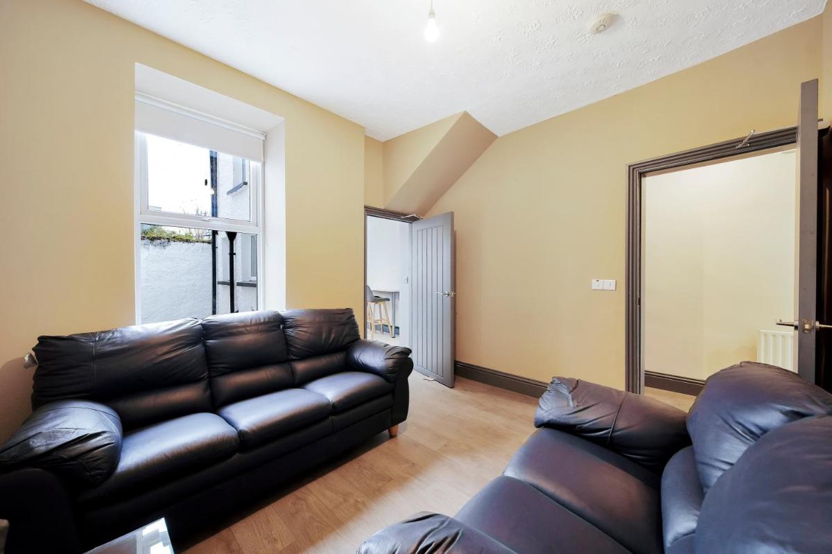 Suitetrails - Magee Town House 'Sleeping 11 guests'