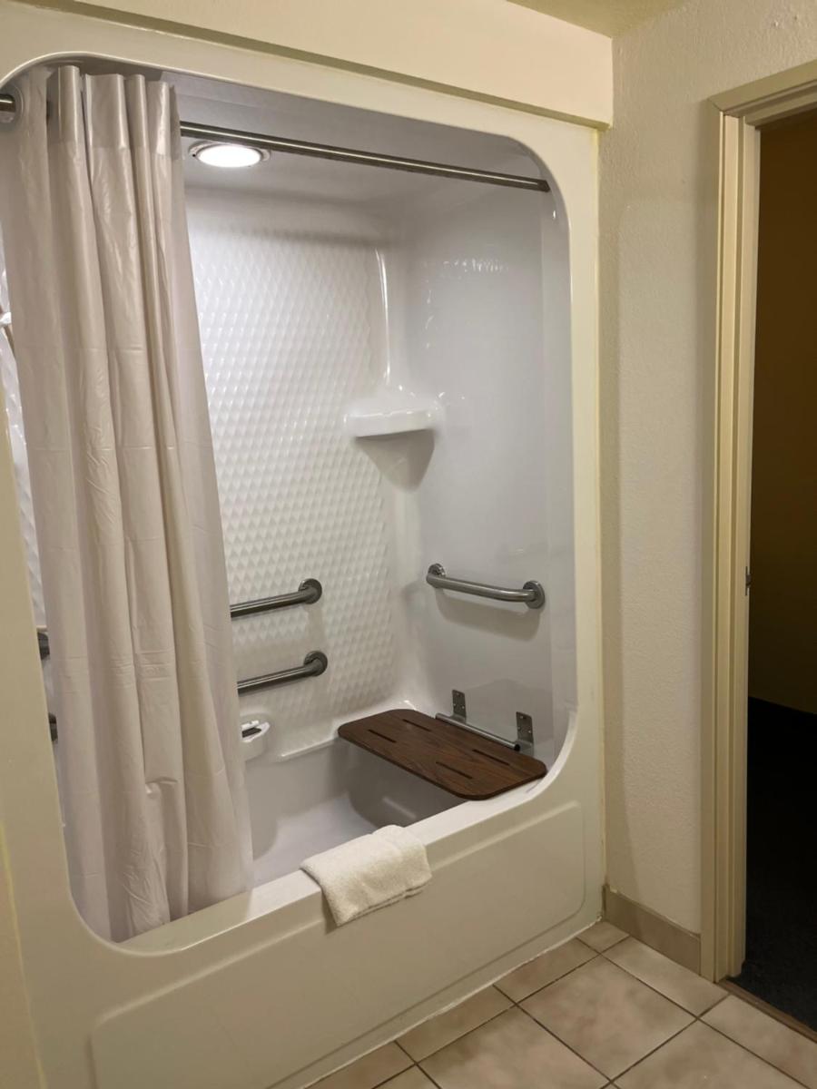 Howard Johnson by Wyndham Clarksville Tennessee - Housity