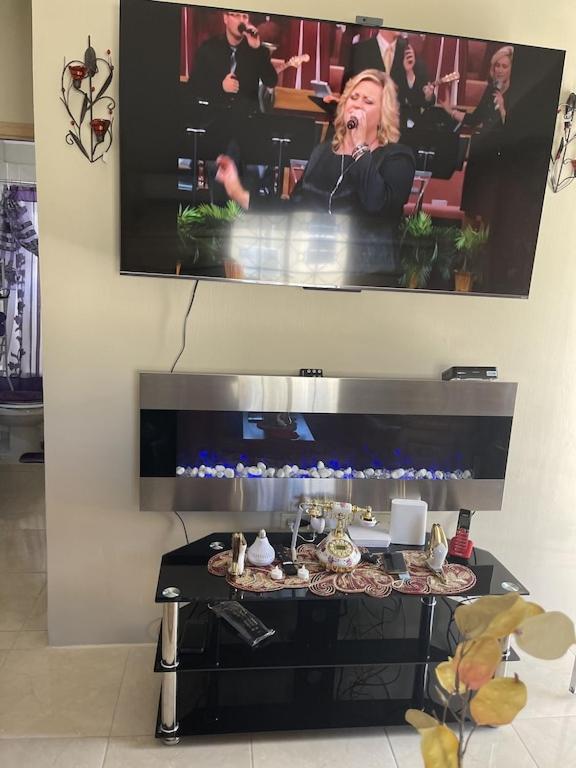 Luxury Manor 2 Bedroom /1 Bathroom House w/electric fireplace, - Housity