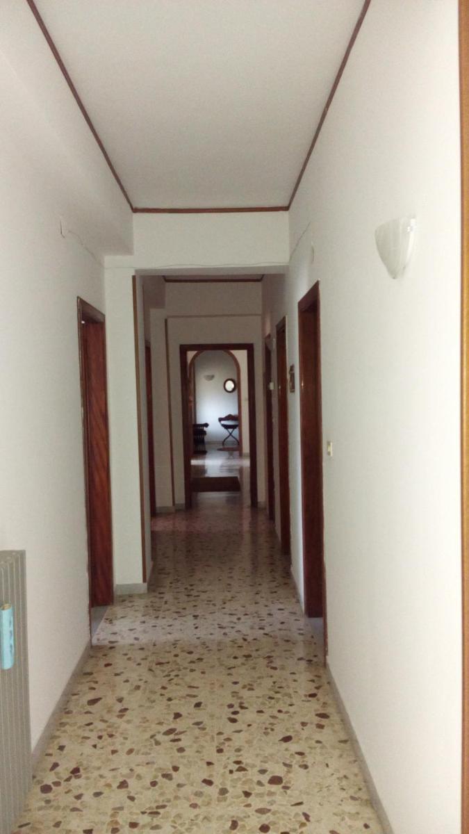 Camere in ampio Appartamento in mezza collina, molto arioso e soleggiato - Housity