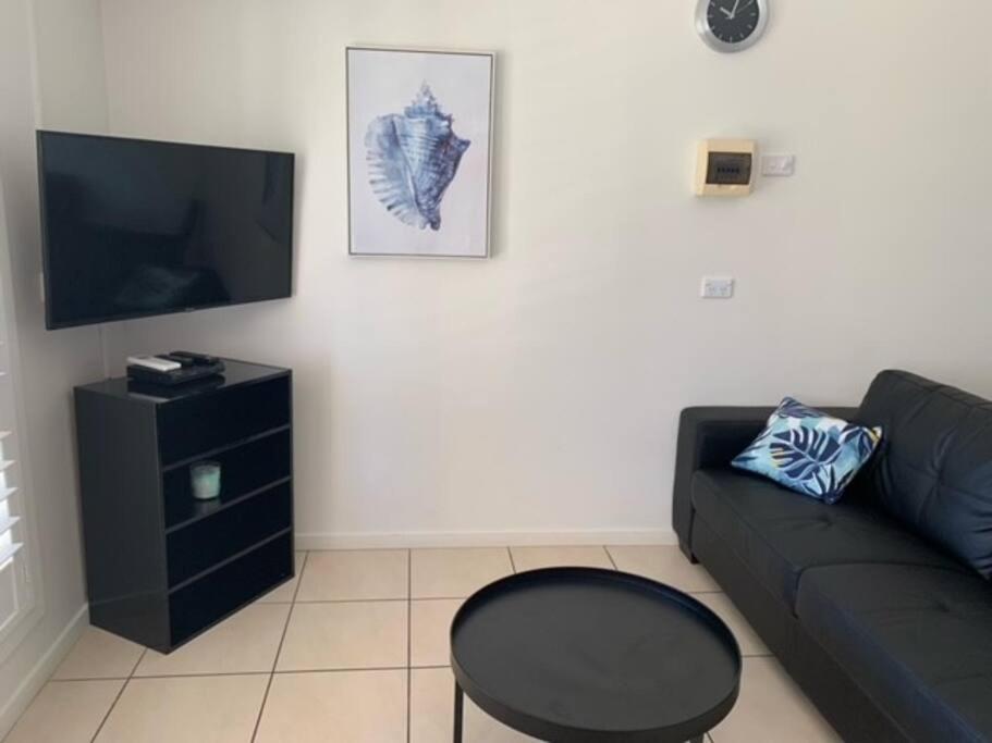 Sunny, 2-bedroom apartment with pool, 200m from Caseys beach - Housity