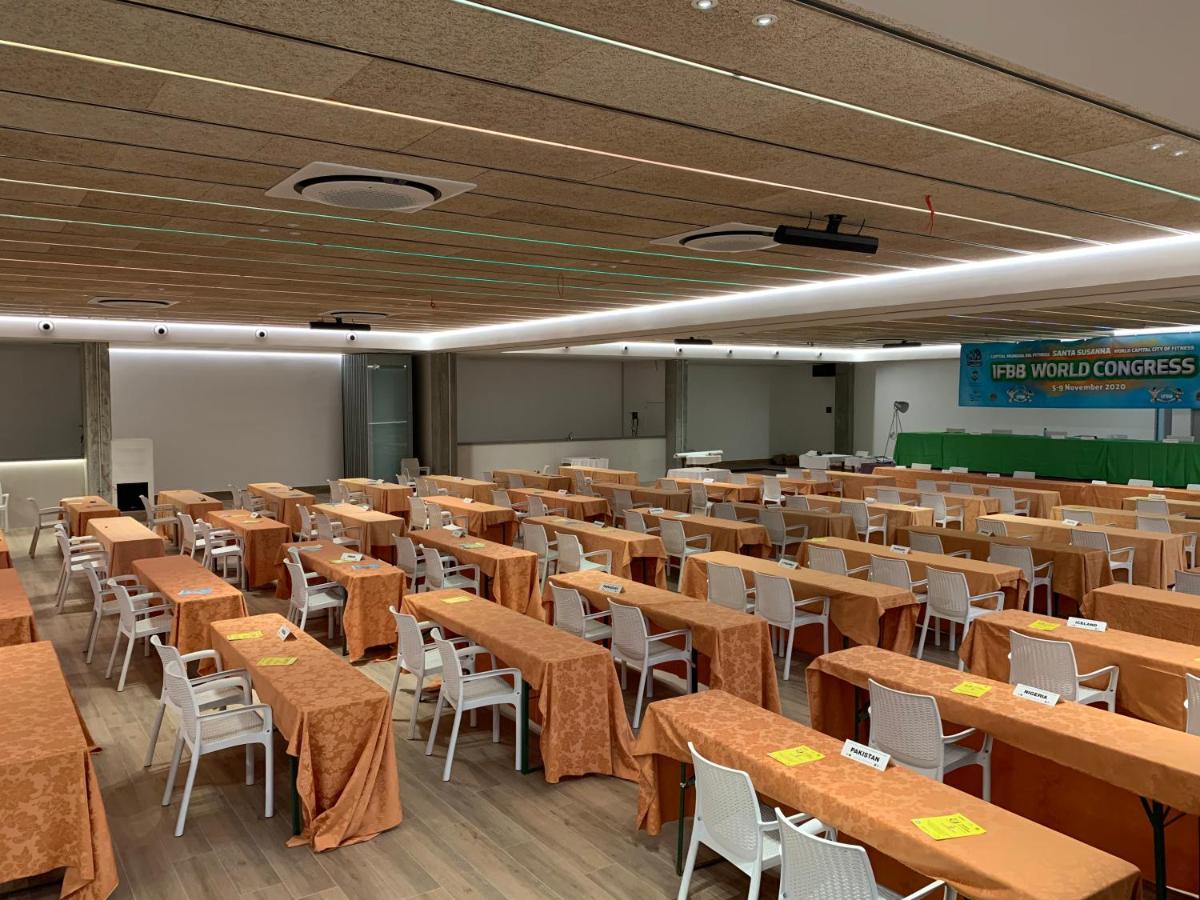 Un restaurante o sitio para comer en Don Angel & SPA & Padel- Adults Recommended
