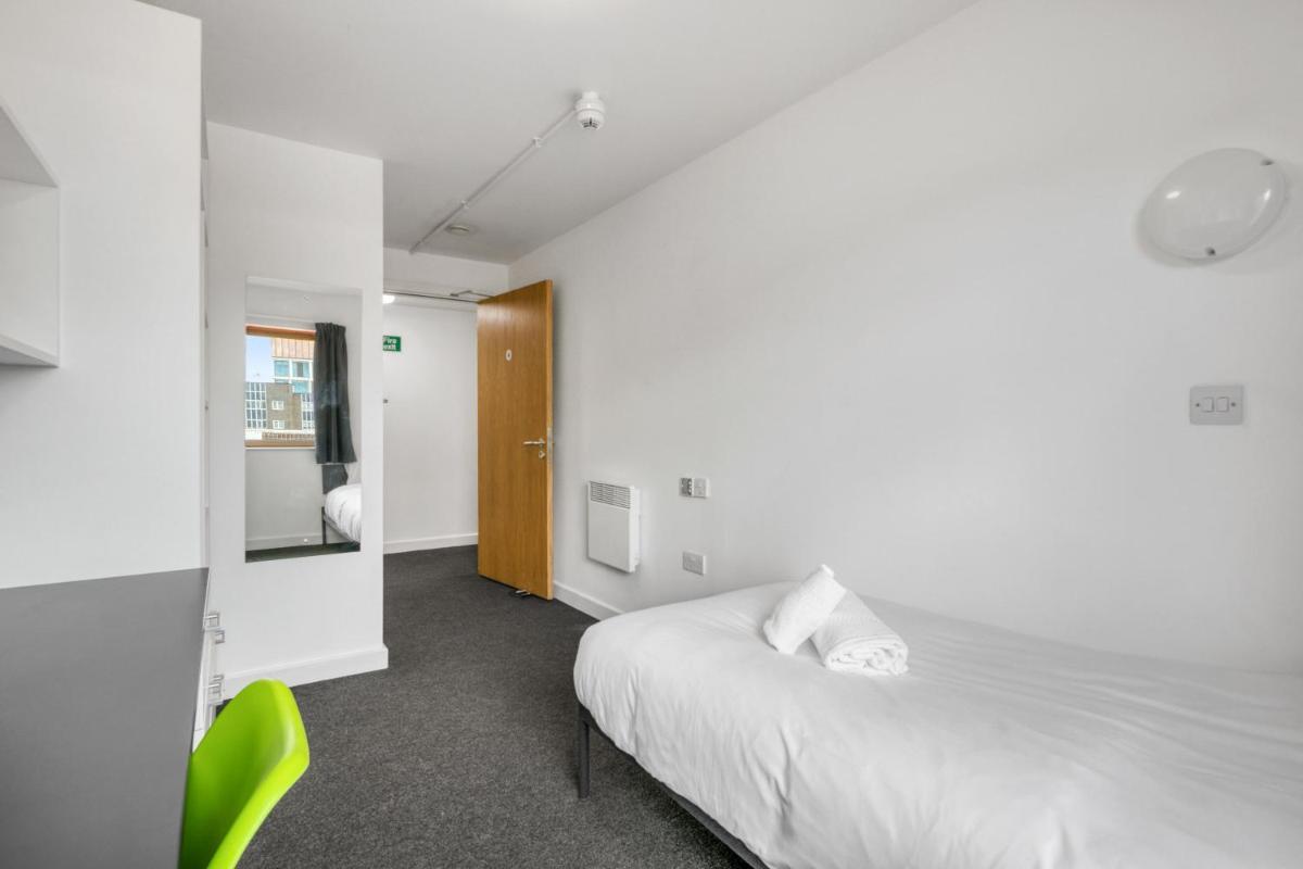 Bright single room next to city centre! - Housity