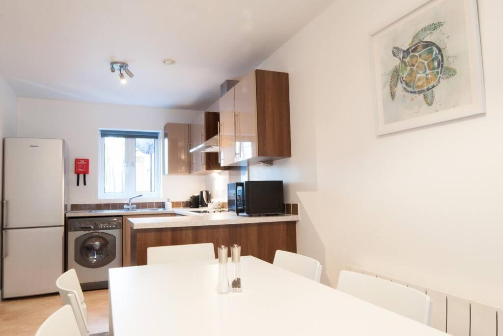 *NEW* Central Derby Apt, with Parking - Sleeps 6 - Housity