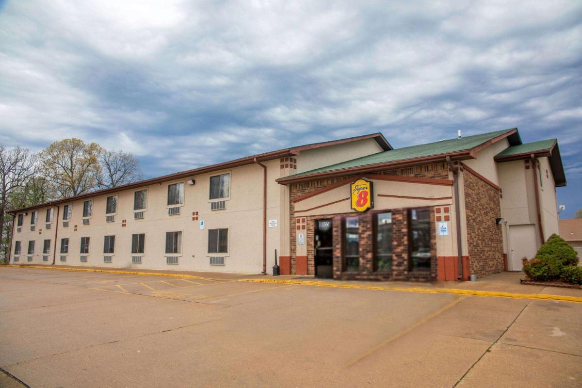Super 8 by Wyndham Mountain Home - Housity