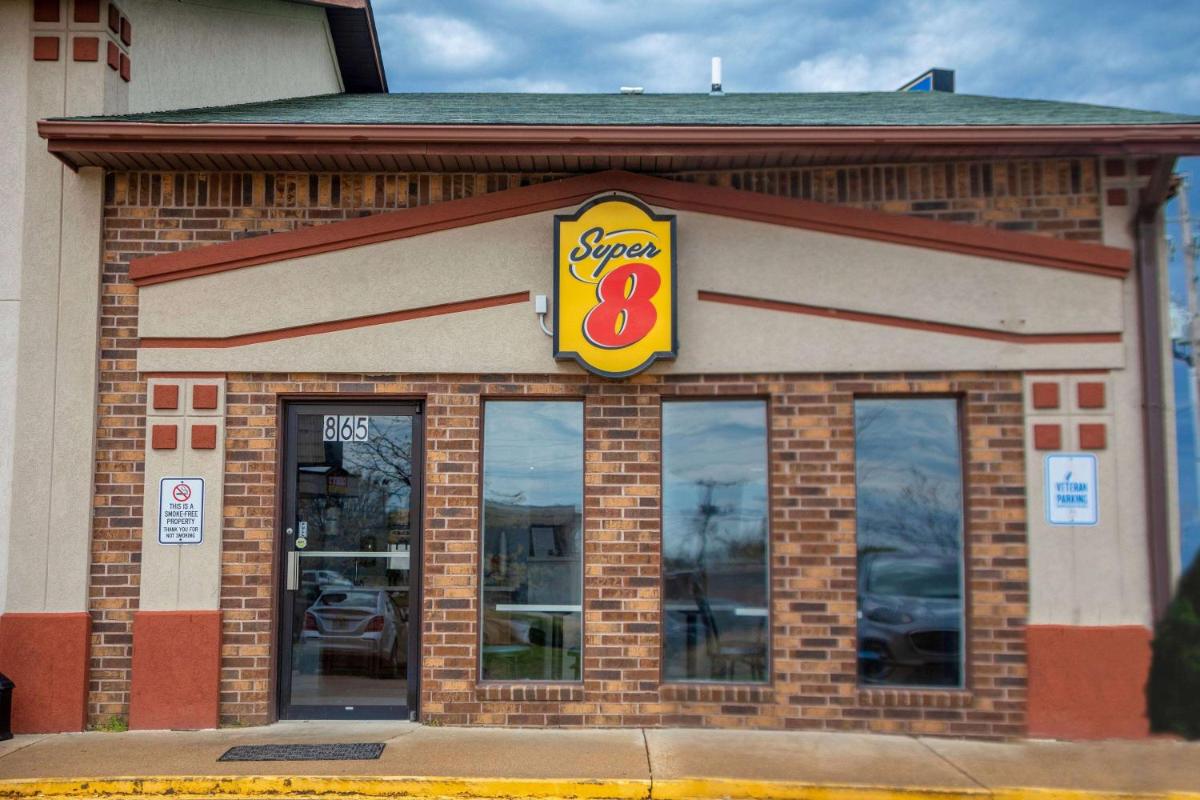 Super 8 by Wyndham Mountain Home - Housity
