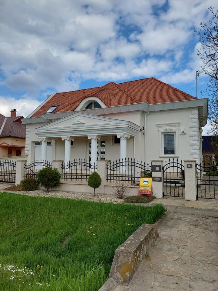 Gombos Apartman - Housity