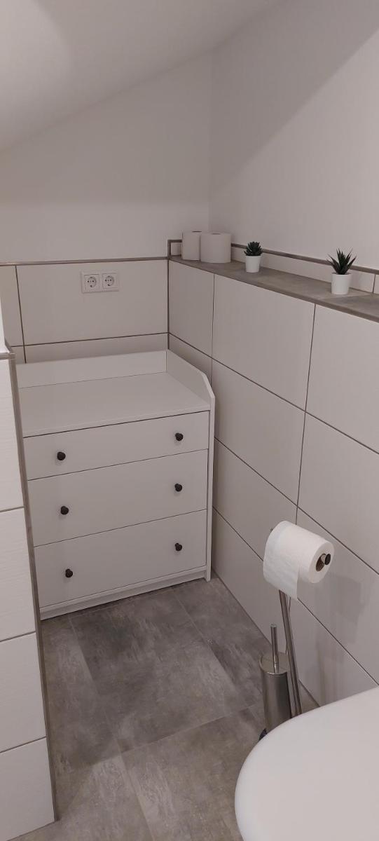 Tolle Untergeschoss-Wohnung für bis zu 5 Personen mit großem Garten und Terrasse - Housity