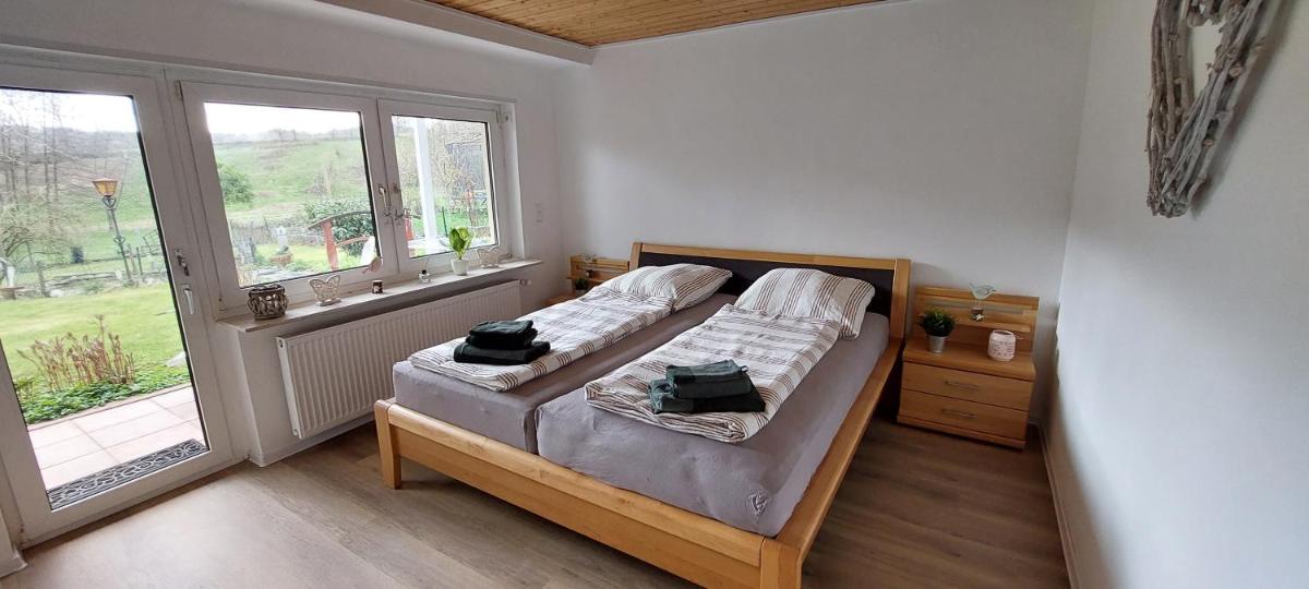 Tolle Untergeschoss-Wohnung für bis zu 5 Personen mit großem Garten und Terrasse - Housity