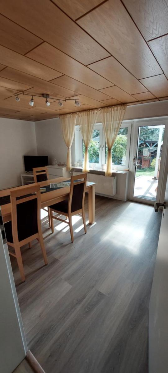 Tolle Untergeschoss-Wohnung für bis zu 5 Personen mit großem Garten und Terrasse - Housity