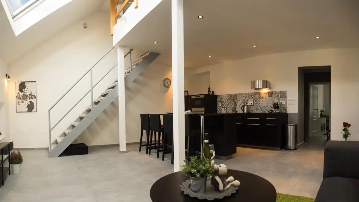 2 Bedroom Oasis with AirCon in Pragues Old Town - Housity