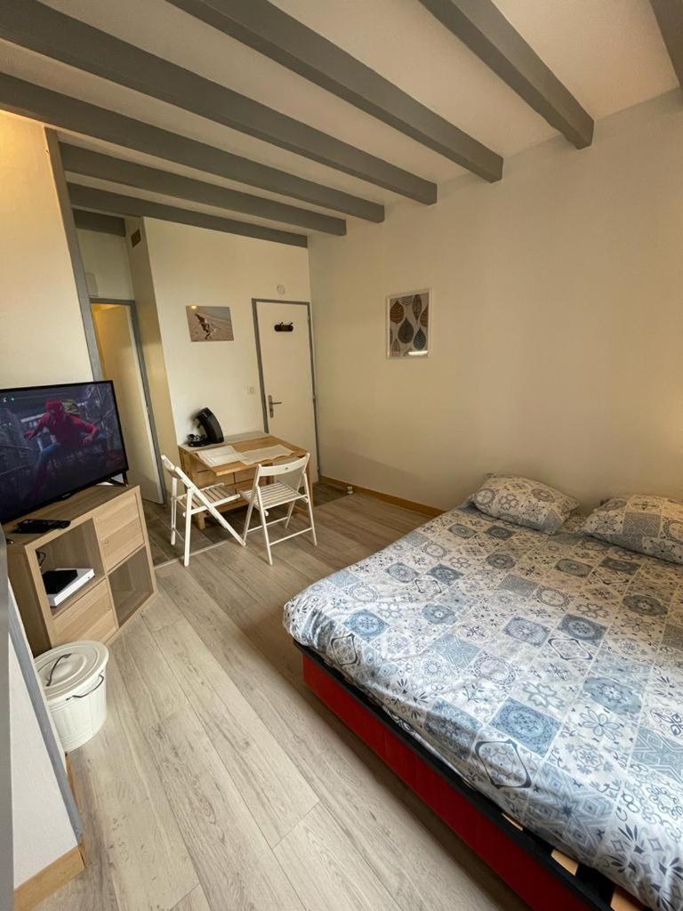 Le cosy- calme, idéale couple, business, longs séjours( WIFI, Netflix, stationnement public gratuit) - Housity
