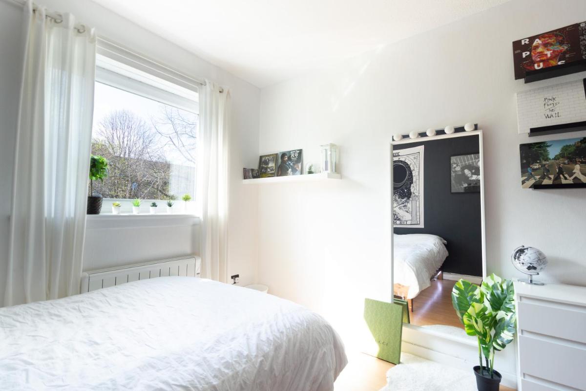 Welcoming, fancy and wide bedroom in Edinburgh - Housity