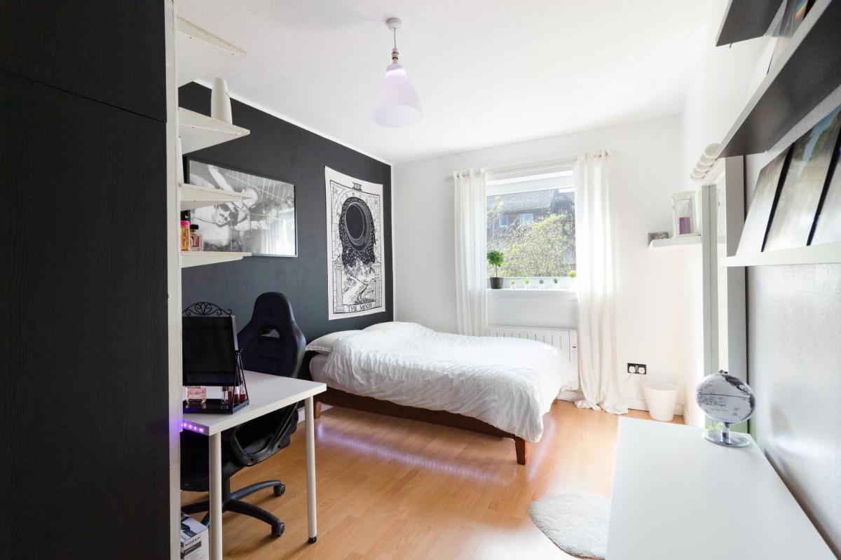 Welcoming, fancy and wide bedroom in Edinburgh - Housity