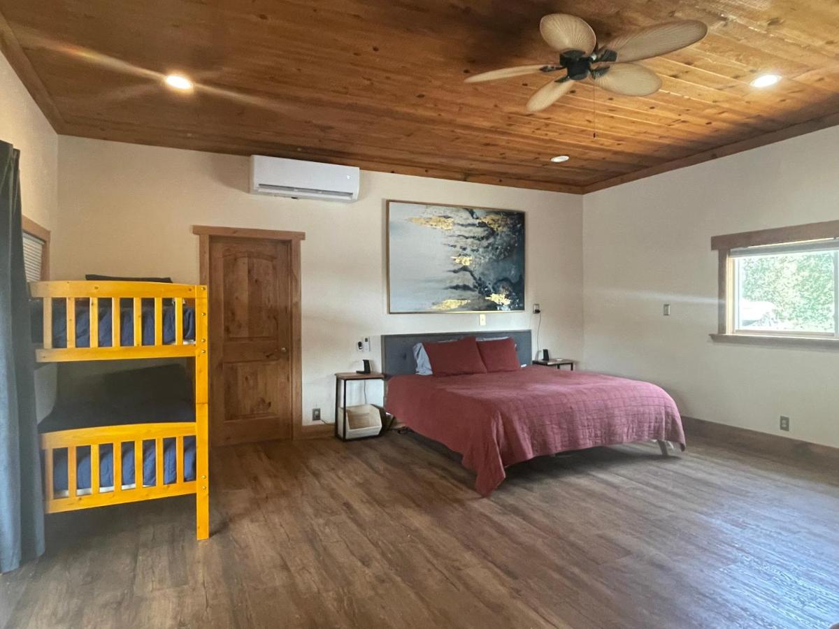 4 Acre Lakehouse with Huge Deck - Housity