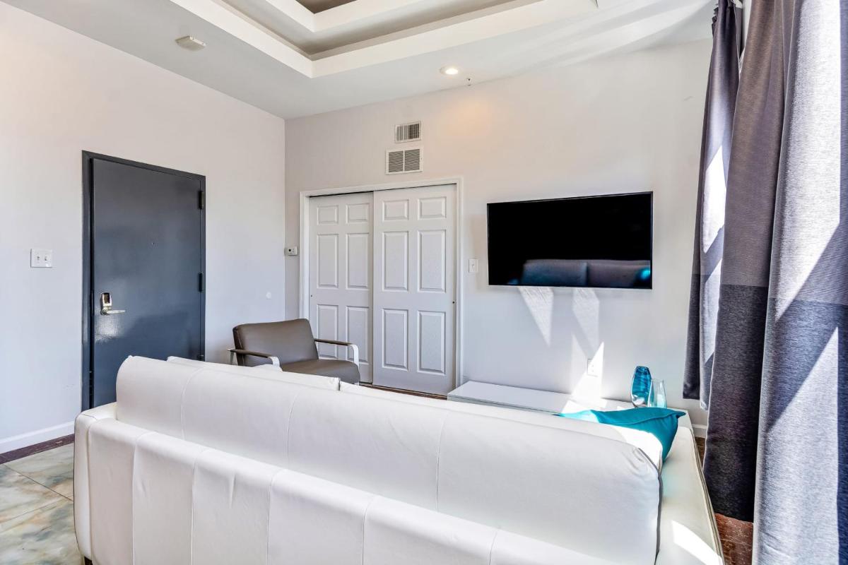 The spot just steps away from Reading Terminal 2BD apartment - Housity