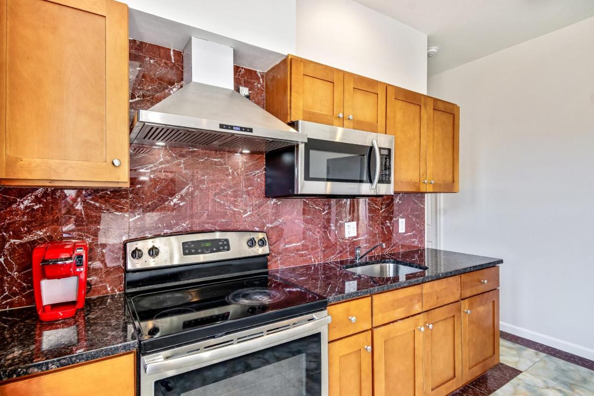 The spot just steps away from Reading Terminal 2BD apartment - Housity