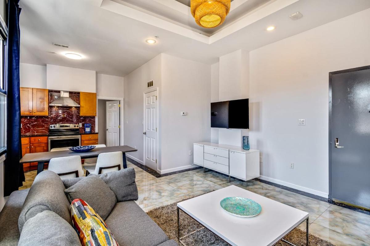 Retreat in a stylish 2BD apartment in the heart of the City - Housity