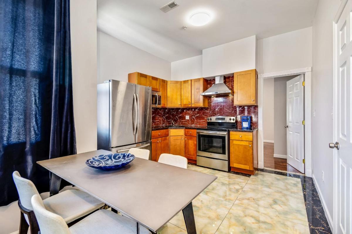 Retreat in a stylish 2BD apartment in the heart of the City - Housity