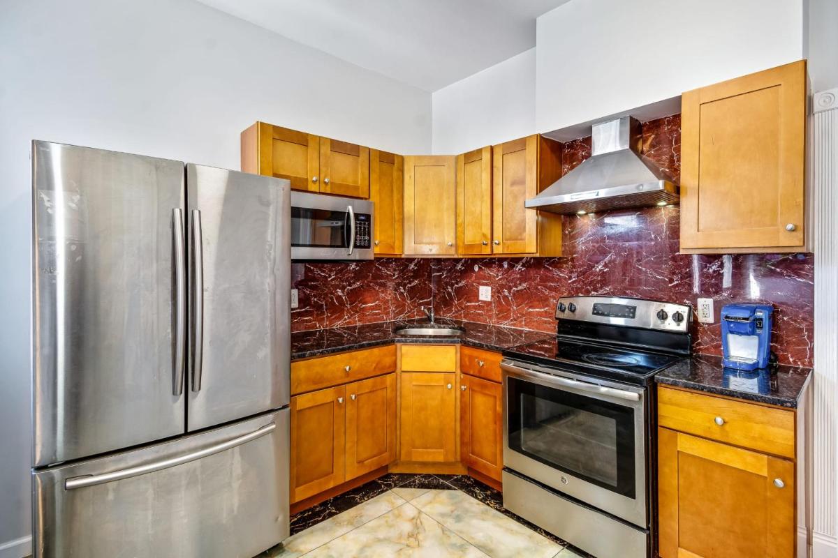 Retreat in a stylish 2BD apartment in the heart of the City - Housity