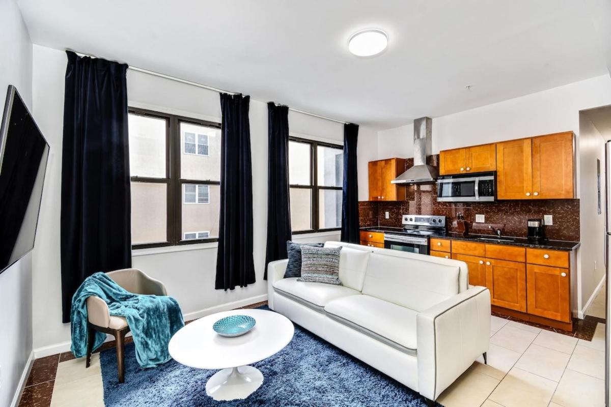 City stay in style! Steps away from reading terminal - Housity