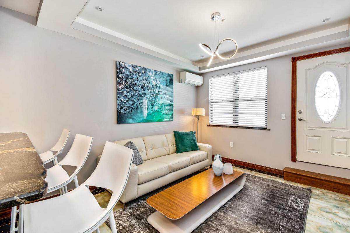 The Gem - Stylish Penthouse with a Private Deck - Housity