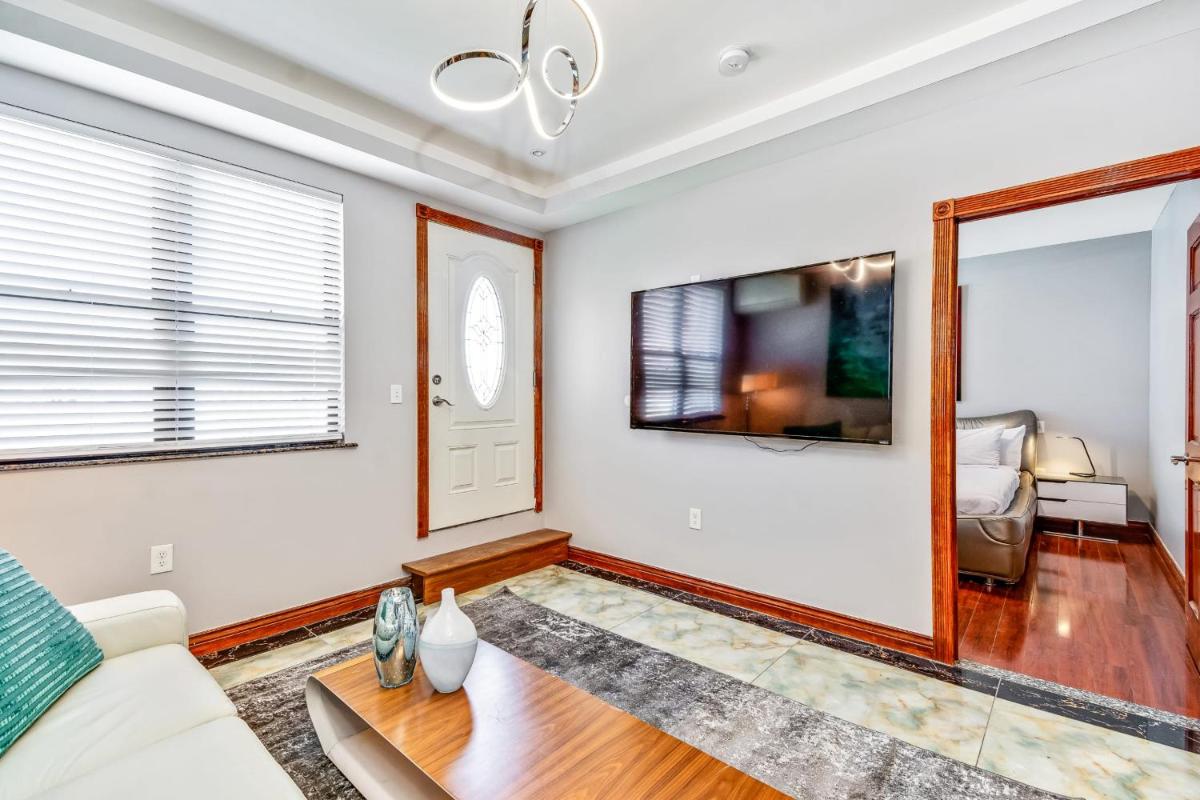 The Gem - Stylish Penthouse with a Private Deck - Housity