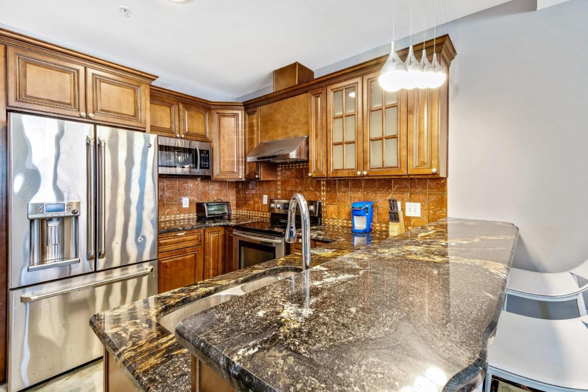 The Gem - Stylish Penthouse with a Private Deck - Housity