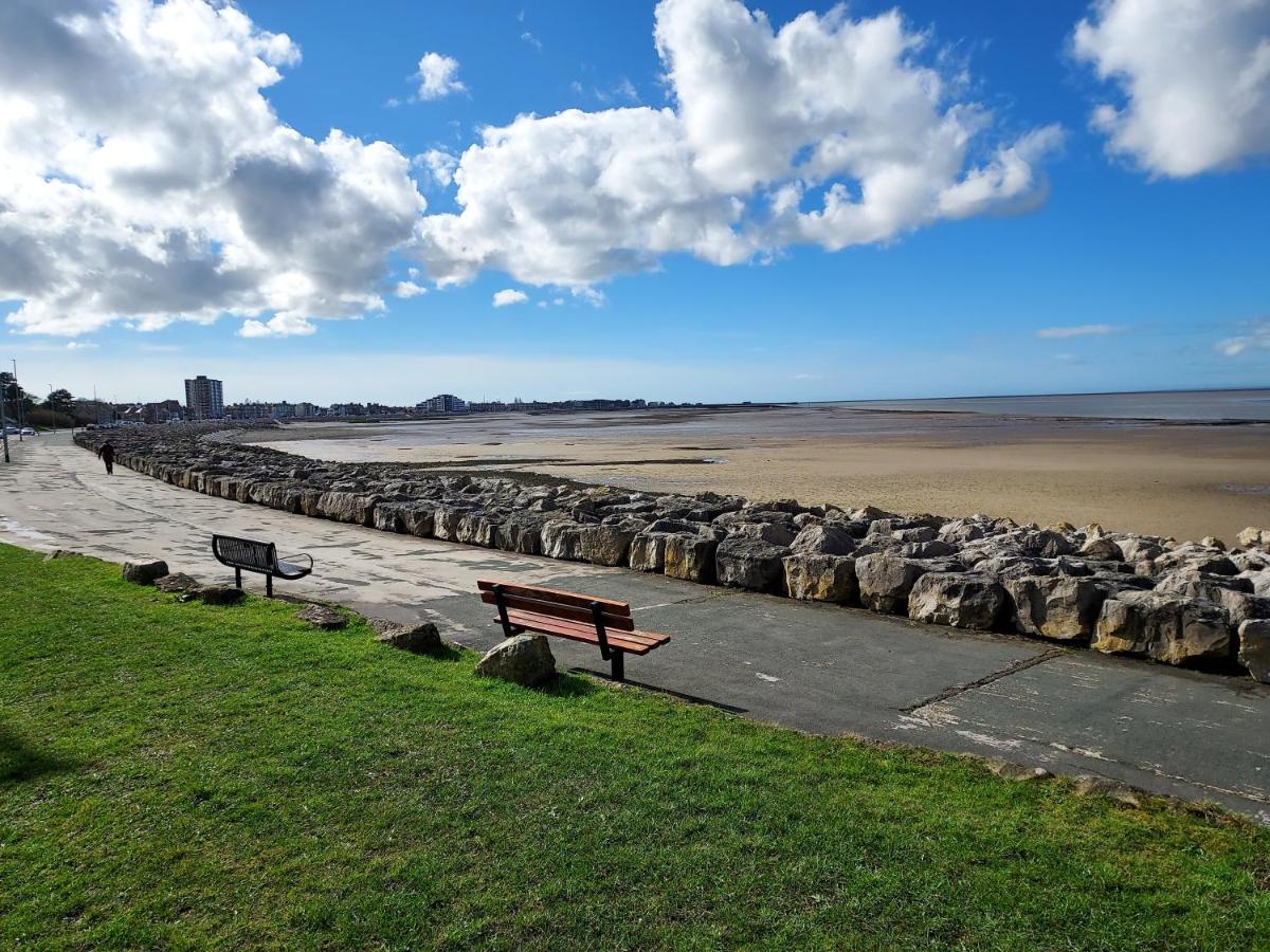 Morecambe Apartment - Sleeps 3 - 5 Mins to Sea - Housity