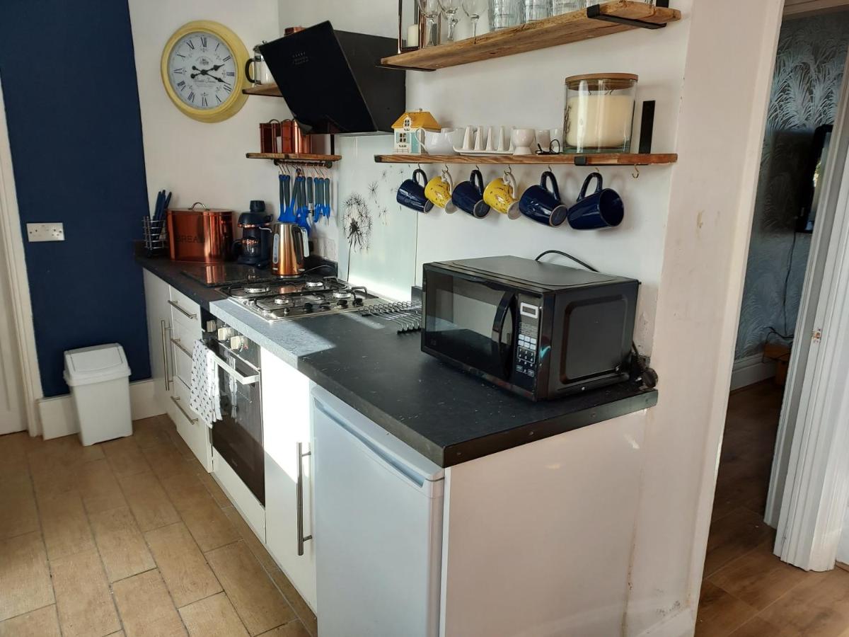 Morecambe Apartment - Sleeps 3 - 5 Mins to Sea - Housity