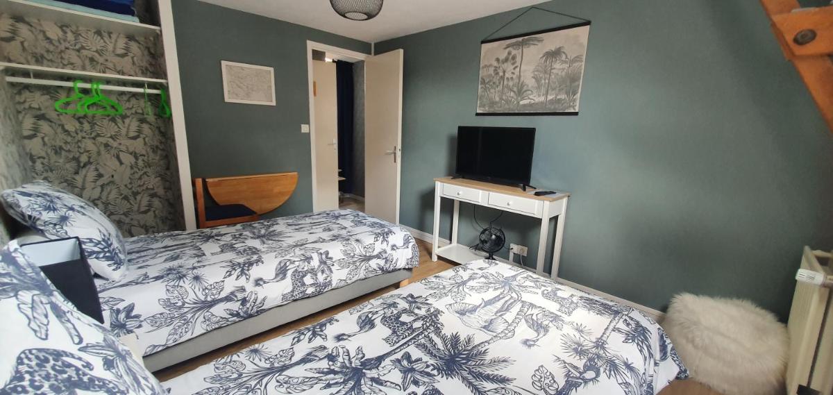 CHAMBRES D'HOTES AVEC PISCINE AUX AGAPANTHES DE CROMEL - Mont Saint Michel - Housity