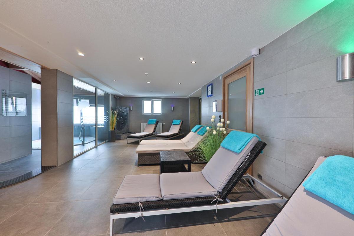 Coin salon dans l'établissement Hôtel Restaurant et Spa Au Tilleul
