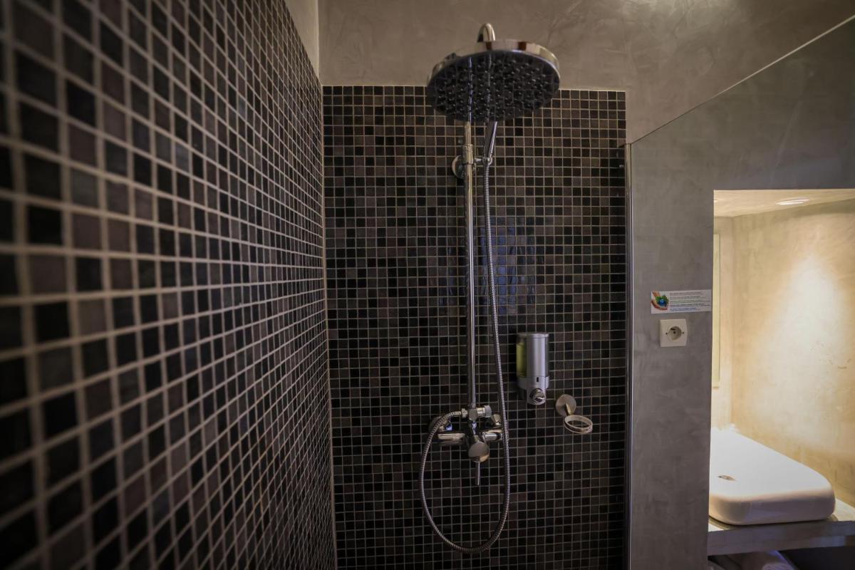 Salle de bains dans l'établissement Hôtel Casa Rossa & Spa