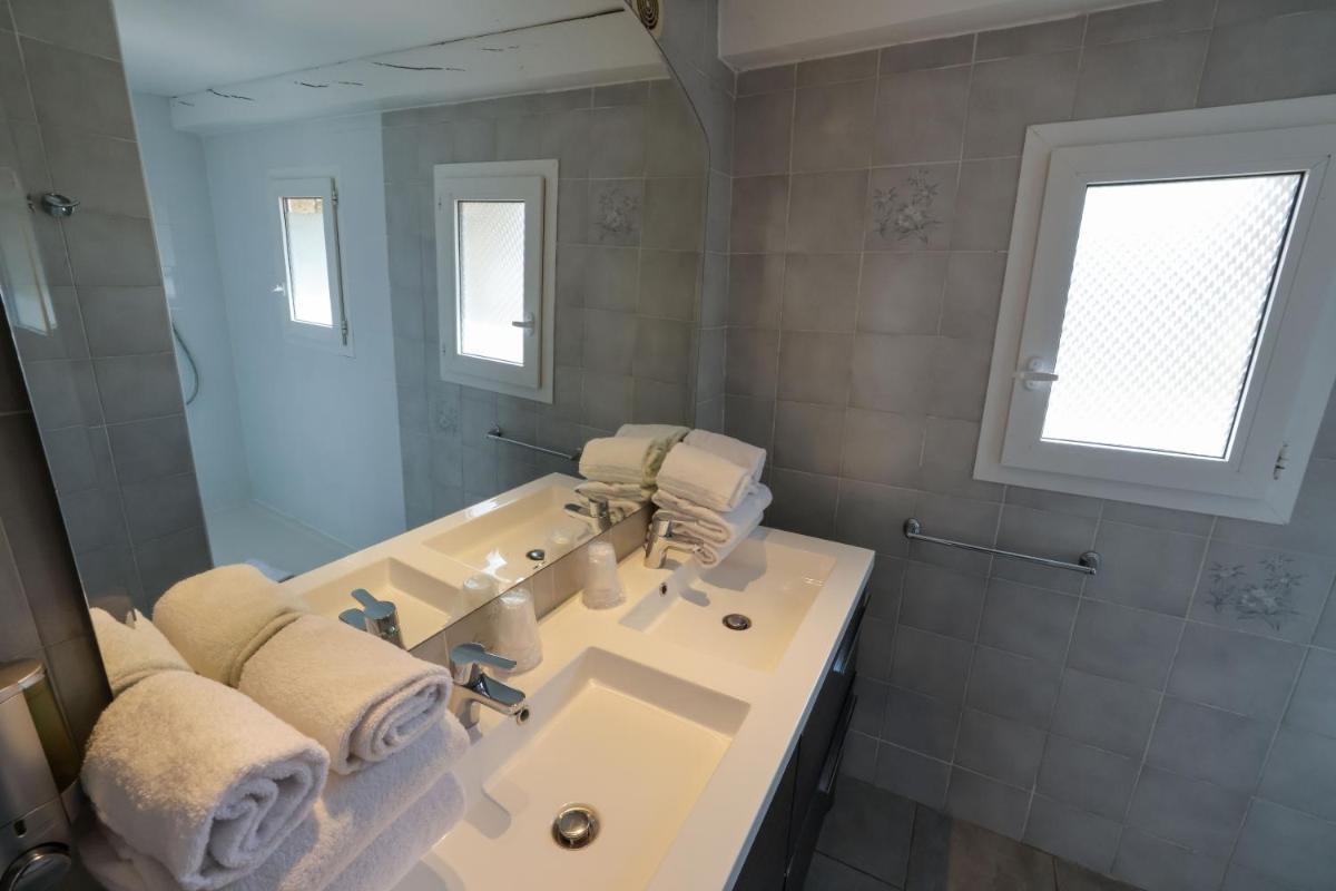 Salle de bains dans l'établissement Hôtel Casa Rossa & Spa