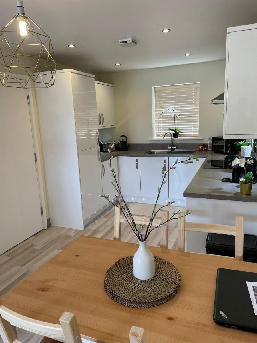 Stunning 3 bedroom home with free parking, free wifi and Netflix, Company workers welcome short term and long term - Housity