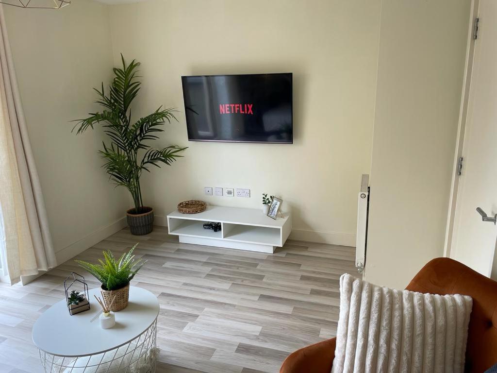 Stunning 3 bedroom home with free parking, free wifi and Netflix, Company workers welcome short term and long term - Housity