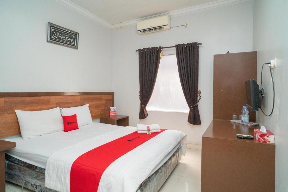 RedDoorz Syariah Near Tugu Dodol Kandangan - Housity