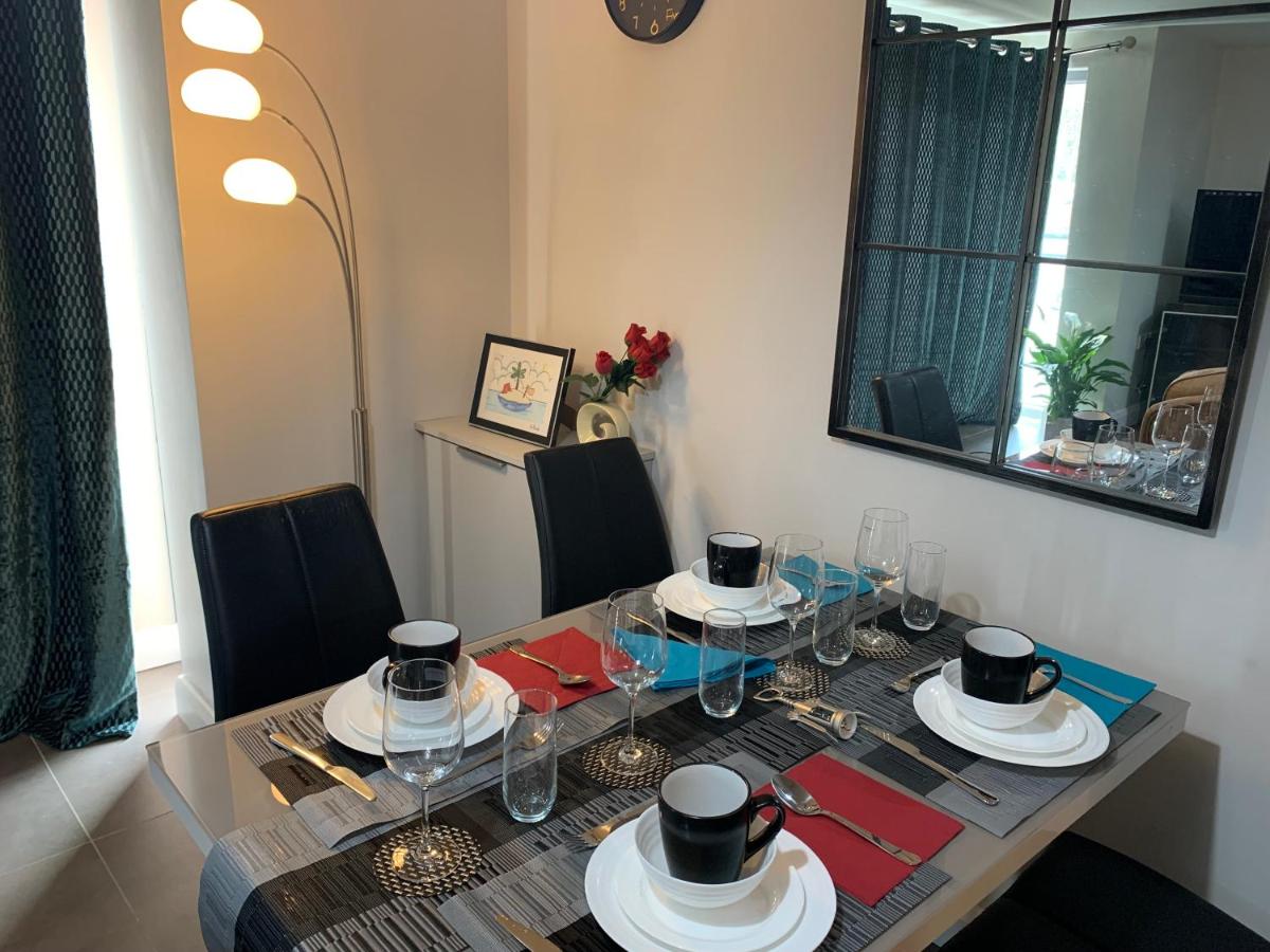 Aqua Dreams - Serviced Luxury Modern Belfast City Centre 2 Bed Apartment - Housity
