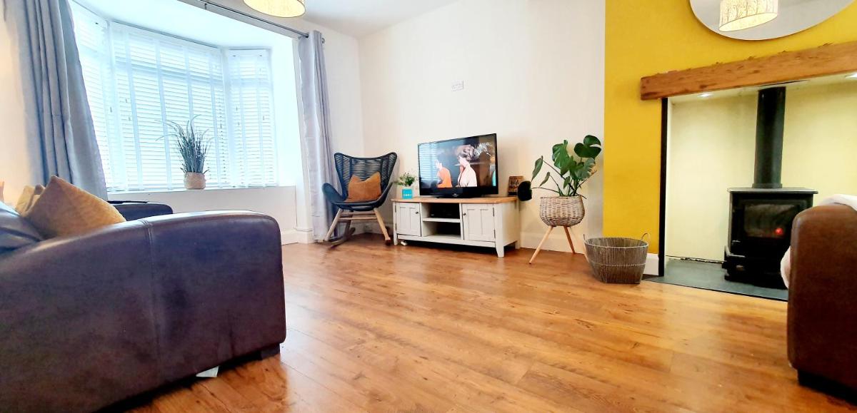 Lligwy House - Charming 3-Bed House in Holyhead - Housity