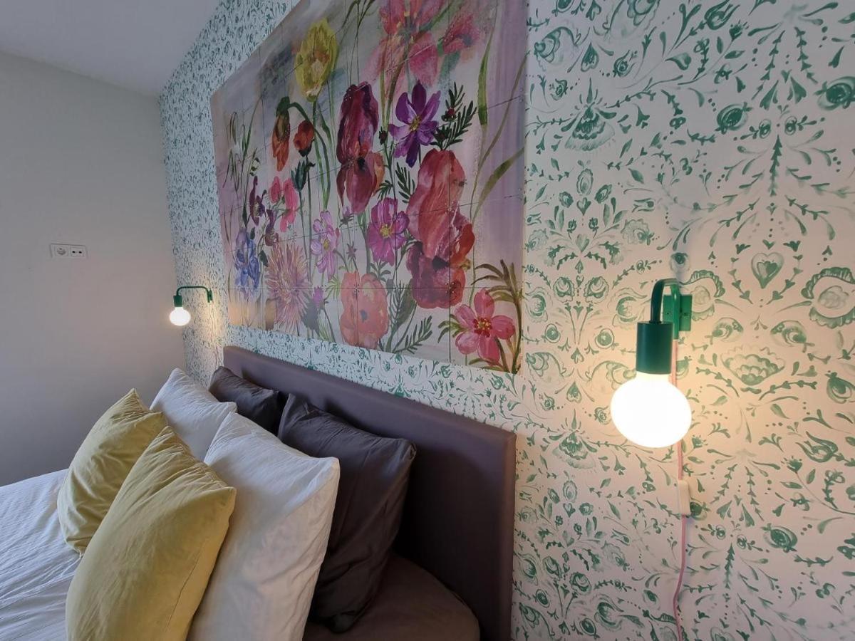 Neon Nights Studio - Housity