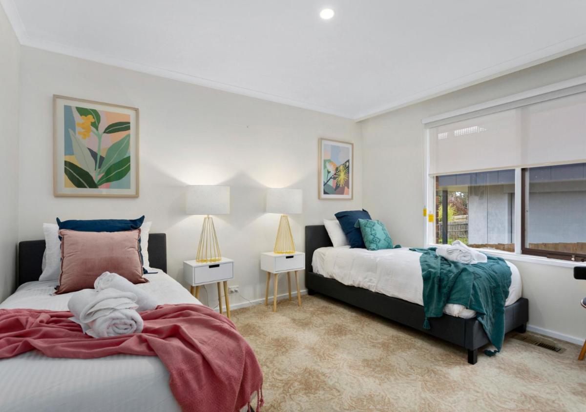 BerwickHills Stylish 3 BdrmHome *Free Wifi*NetFlix - Housity