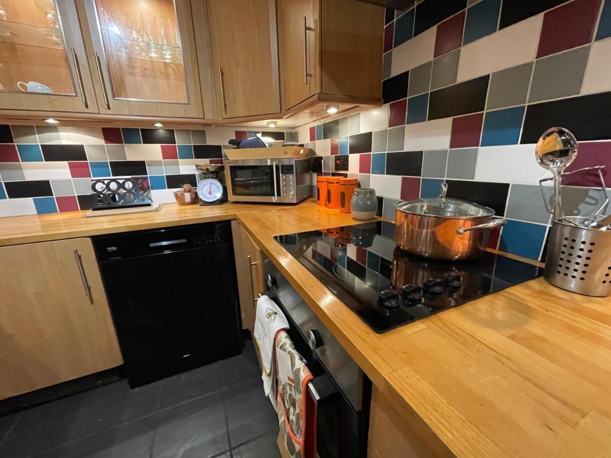 Cheerful 2 Bedroom Townhouse with Cinema Loft - Housity