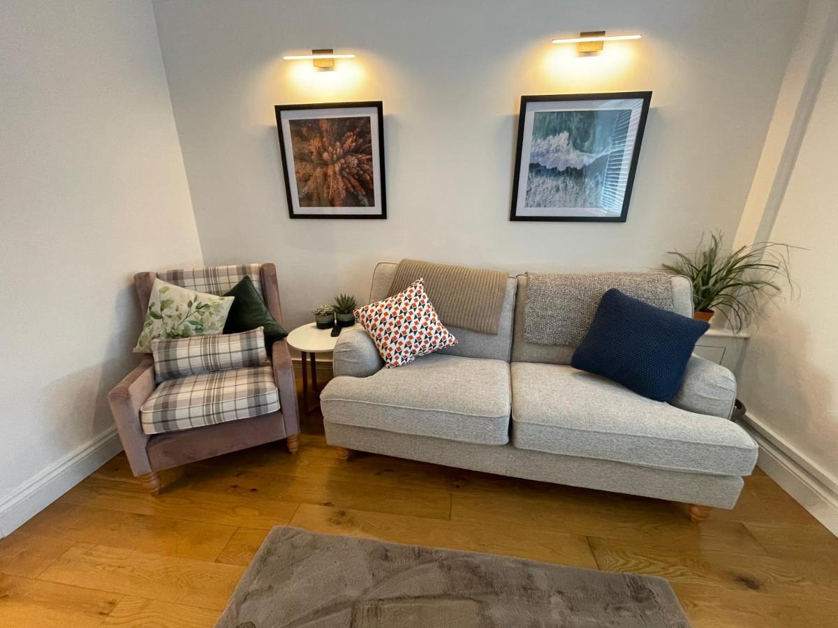 Cheerful 2 Bedroom Townhouse with Cinema Loft - Housity