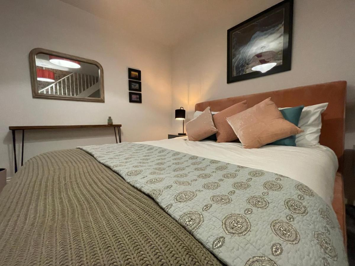 Cheerful 2 Bedroom Townhouse with Cinema Loft - Housity