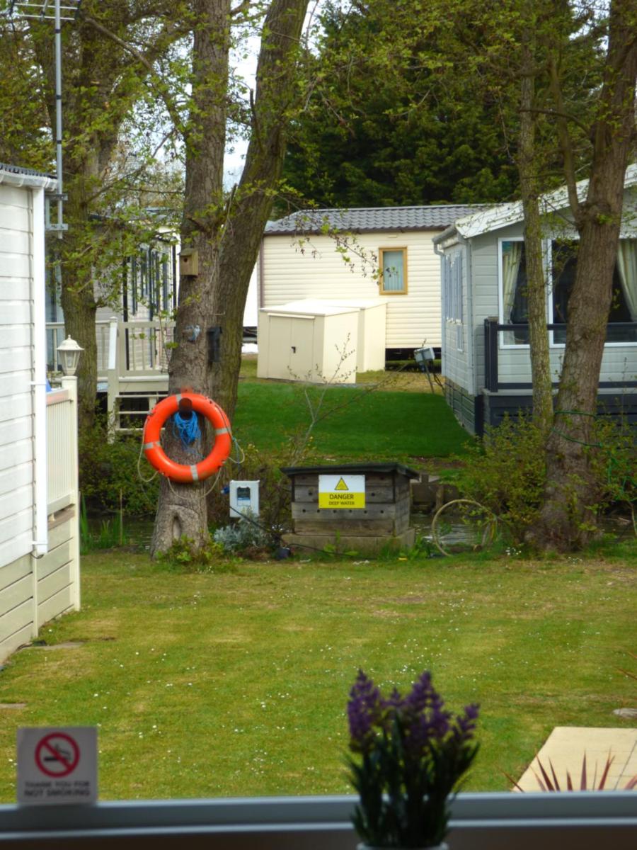 Weeley Lakeview Caravan. - Housity